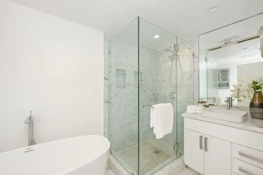 High-quality glass shower doors with modern design for elegant bathrooms.
