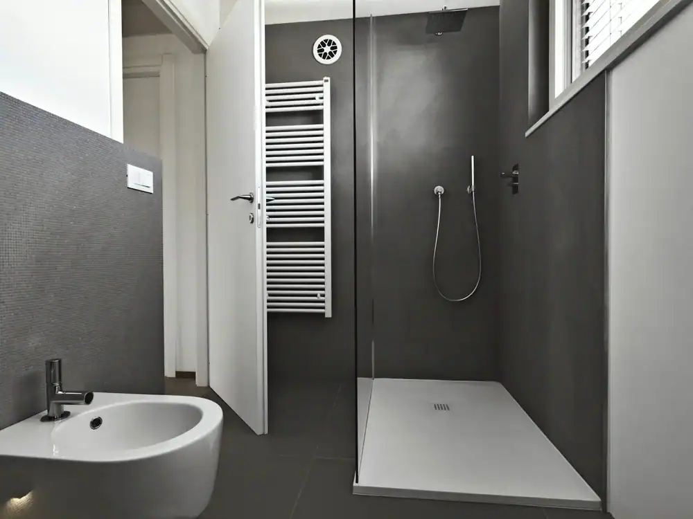 High-quality glass shower doors for modern bathrooms.